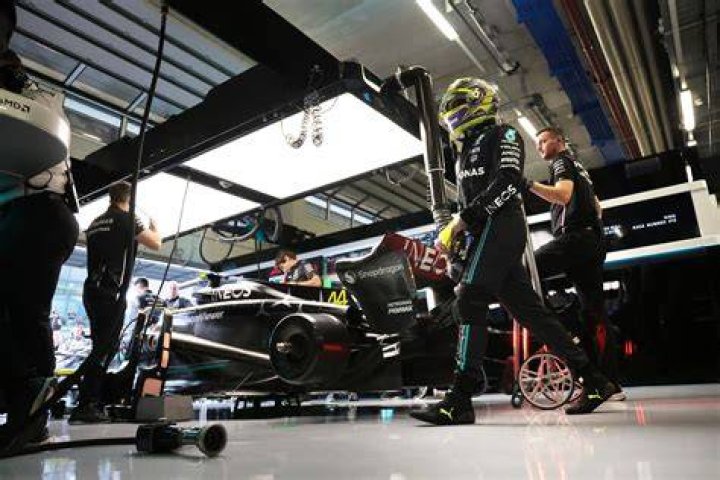 How Tall is Lewis Hamilton? A Comprehensive Overview
