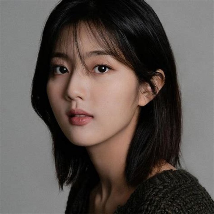Shin Jae-eun: A Rising Star in the Korean Entertainment Industry